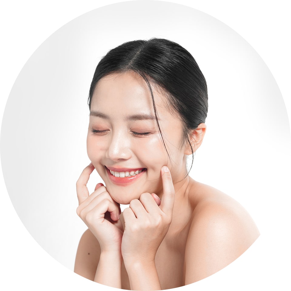 미소짓는 여성 이미지